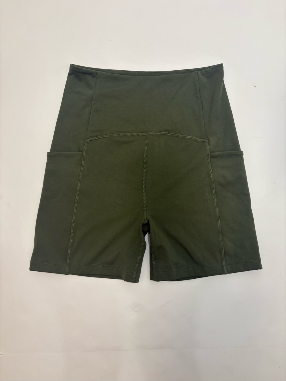 Beyond Yoga Olive Green High Waisted Biker Shorts Women’s Medium Side Pockets